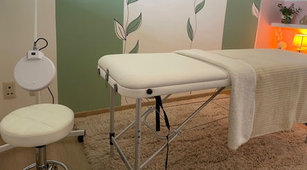 Behandelruimte bij Flavia Santos - Beauty, Pelt, Vlaanderen, BE met massagebed en sfeervolle verlichting.