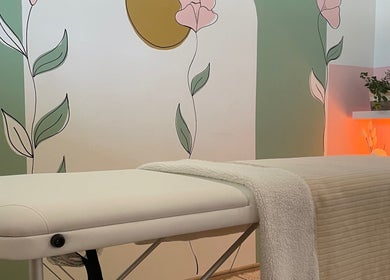 Rustgevende massageruimte bij Flavia Santos - Beauty in Pelt, Vlaanderen, BE met zachte lampen en plantaardige decor.