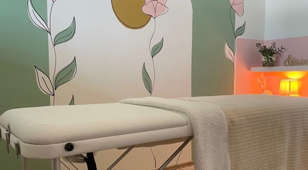 Rustgevende massageruimte bij Flavia Santos - Beauty in Pelt, Vlaanderen, BE met zachte lampen en plantaardige decor.