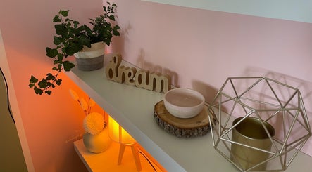 Gezellige decoratiehoek bij Flavia Santos - Beauty in Pelt, Vlaanderen, BE met planten en decoratieve verlichting.