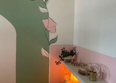 Decoratieve bloemenmuur met plank en plant bij Flavia Santos - Beauty, Pelt, Vlaanderen, BE.