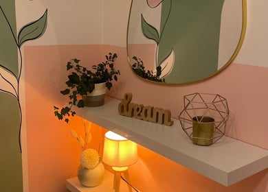 Stijlvolle plank met planten bij Flavia Santos - Beauty, Pelt, Vlaanderen, BE. Perfect voor ontspannen sfeer.