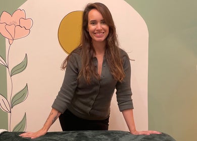 Medewerker bij Flavia Santos - Beauty, Pelt, Vlaanderen, BE voor een kleurrijke bloemenmuur.