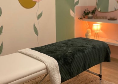 Rustgevende massageruimte bij BrazSkin - Beauty Studio, Pelt, Vlaanderen, BE, met warme verlichting.