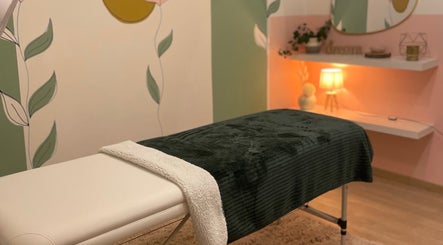 Rustgevende massageruimte bij BrazSkin - Beauty Studio, Pelt, Vlaanderen, BE, met warme verlichting.