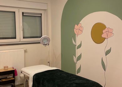 Gezellige behandelkamer bij BrazSkin - Beauty Studio, Pelt, Vlaanderen met rustgevende decoraties.