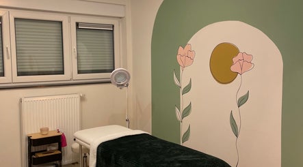 Gezellige behandelkamer bij BrazSkin - Beauty Studio, Pelt, Vlaanderen met rustgevende decoraties.