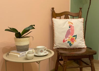 Interieur van BrazSkin - Beauty Studio in Pelt, Vlaanderen, met plant, houten stoel en decoratiekussen.
