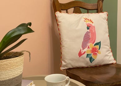 Comfortabele hoek bij BrazSkin - Beauty Studio, Pelt, Vlaanderen, BE met tropisch kussen en plant.
