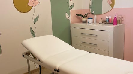 Rustige behandelkamer bij BrazSkin - Beauty Studio, Pelt, Vlaanderen, BE met pastelkleurige muur en wellnessmeubels.