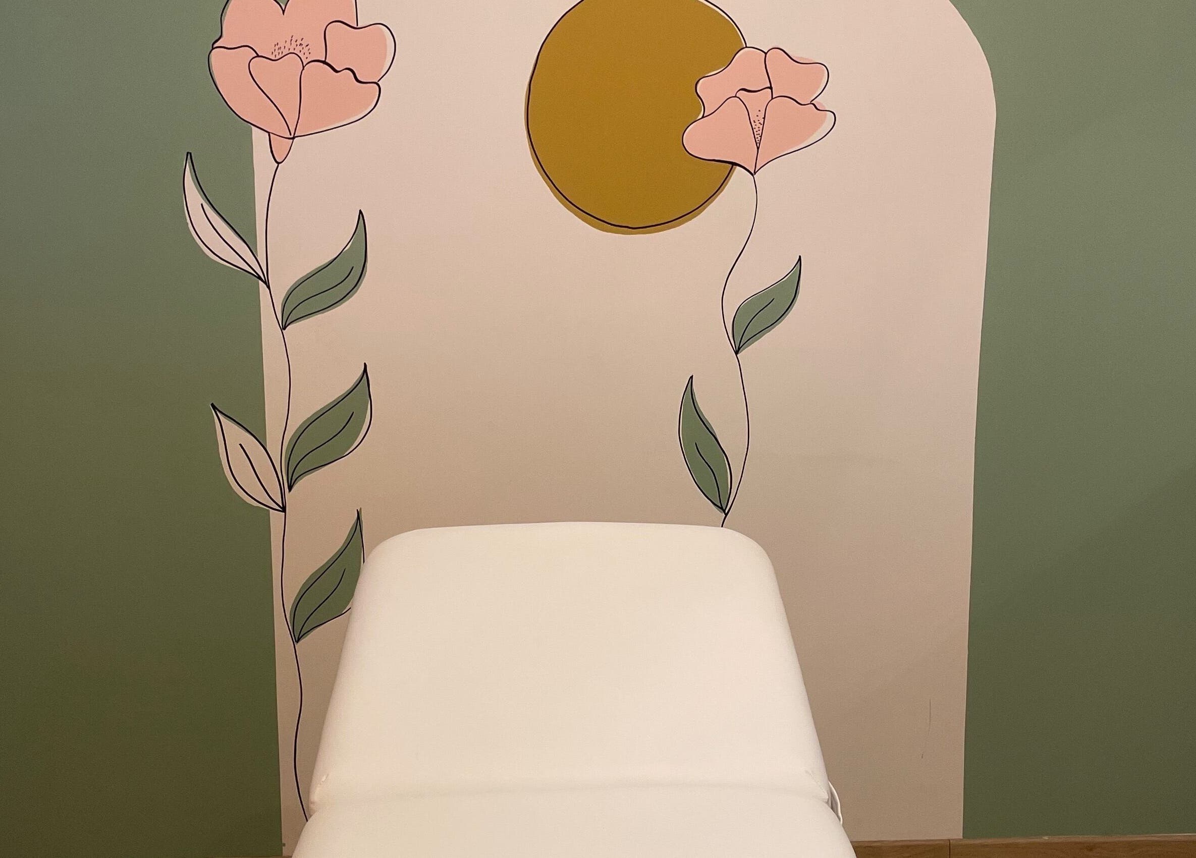 Kalm interieur van BrazSkin - Beauty Studio in Pelt, Vlaanderen, BE met bloemen en rustgevend decor.