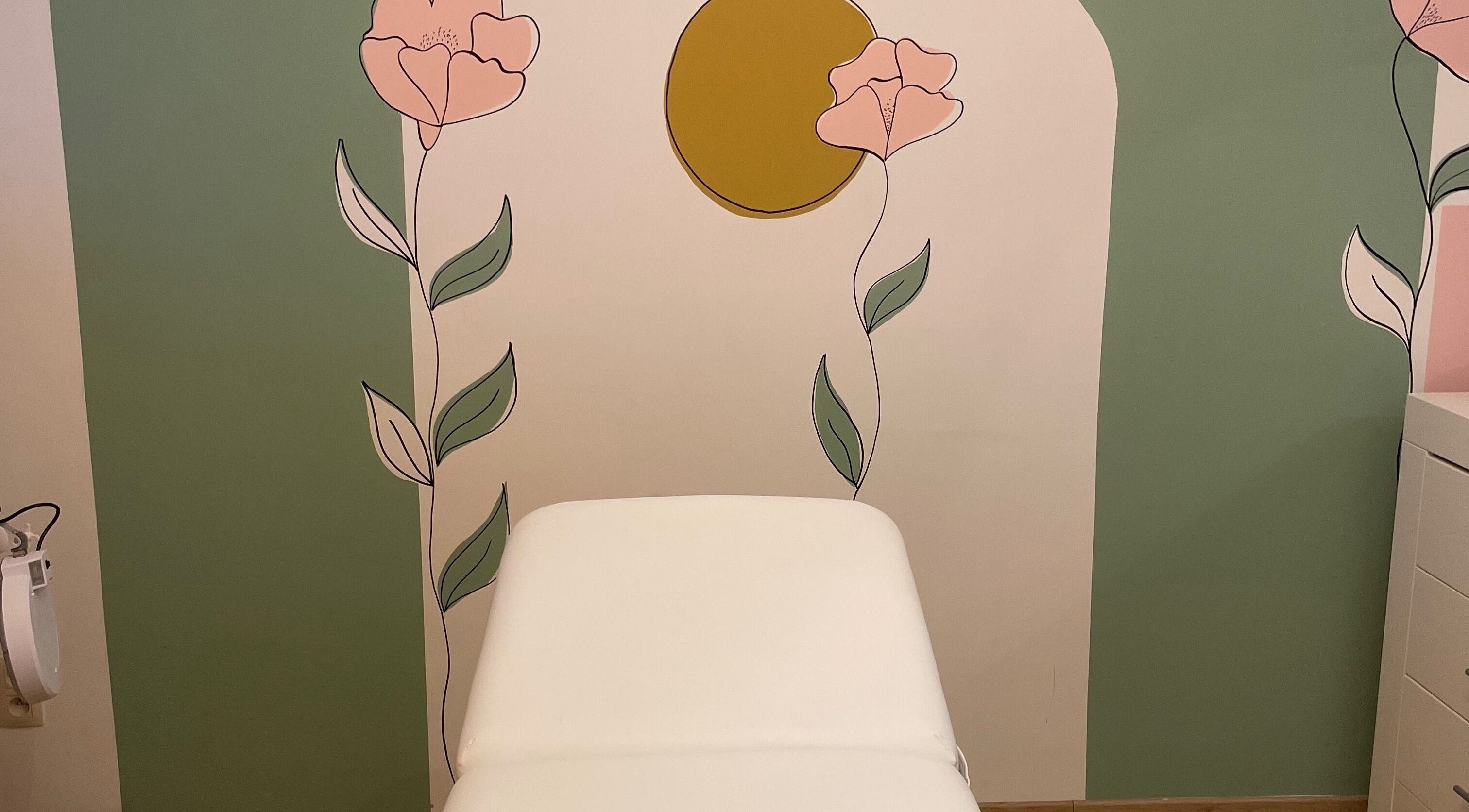 Kalm interieur van BrazSkin - Beauty Studio in Pelt, Vlaanderen, BE met bloemen en rustgevend decor.