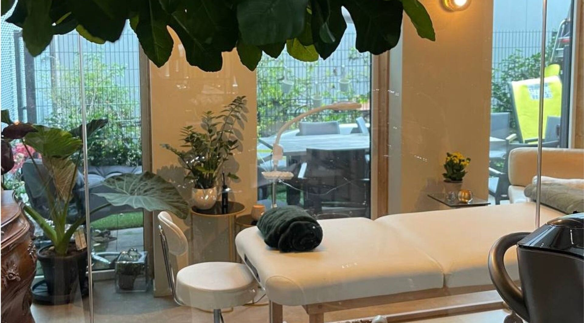 Ambiente relaxante em Aurora Nails Deluxe, Amsterdã, NL com plantas e spa.