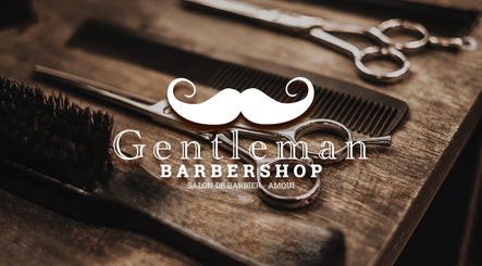 Outils de coiffure au Gentleman's Barbershop, Amqui, Québec, CA. Élégance et style masculins raffinés.