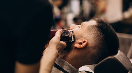 Rasage professionnel à Gentleman's Barbershop, Amqui, Québec, CA. Homme se faisant tailler la barbe.
