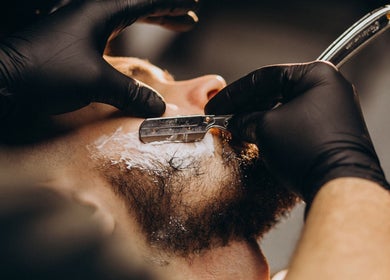 Rasage traditionnel au Gentleman's Barbershop, Amqui, Québec, CA. Service de soins pour hommes.
