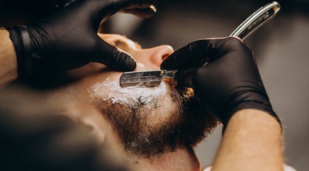 Rasage traditionnel au Gentleman's Barbershop, Amqui, Québec, CA. Service de soins pour hommes.