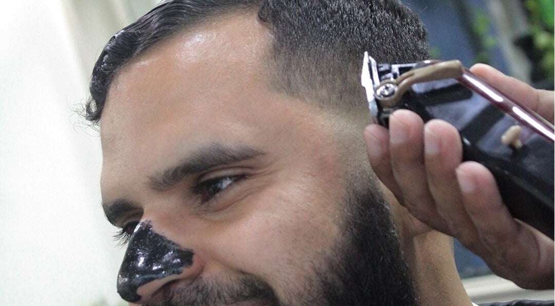 Hombre recibe corte de cabello en Corte y Barba, Santo Domingo, Distrito Nacional, DO, con estilo moderno.