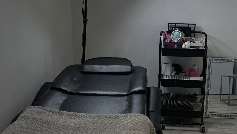 Comfortable treatment chair and supplies at Jlashparlour, Dagenham, England, GB, ready for relaxation.