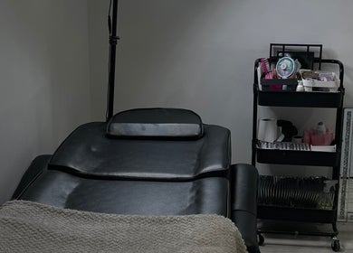 Comfortable treatment chair and supplies at Jlashparlour, Dagenham, England, GB, ready for relaxation.
