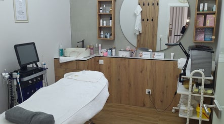 Innenansicht von Charmbeauty in Winterthur, Zürich, CH mit modernem Behandlungsraum und Pflegeprodukten.