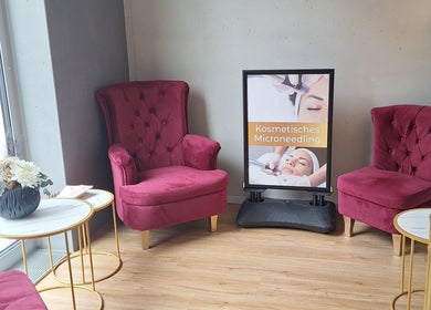 Charmbeauty Lounge in Winterthur, Zürich, CH mit roten Sesseln und Microneedling-Poster.