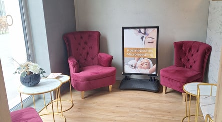 Charmbeauty Lounge in Winterthur, Zürich, CH mit roten Sesseln und Microneedling-Poster.