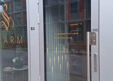 Charmbeauty Eingang in Winterthur, Zürich, CH mit stilvollem Logo und Kontaktinformationen.