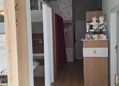 Innenansicht von Charmbeauty, Winterthur, Zürich, CH mit Empfangstresen und eleganter Einrichtung.