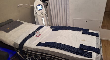 Charmbeauty Wellnessliege mit moderner Ausstattung in Winterthur, Zürich, CH für entspannende Behandlungen.