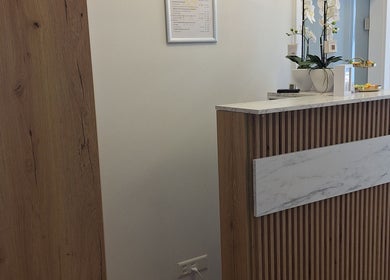 Moderner Empfangsbereich bei Charmbeauty, Winterthur, Zürich, CH, mit Holzelementen und eleganter Dekoration.