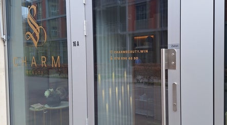 Charmbeauty Eingang in Winterthur, Zürich, CH mit elegantem Logo auf der Glasfront.