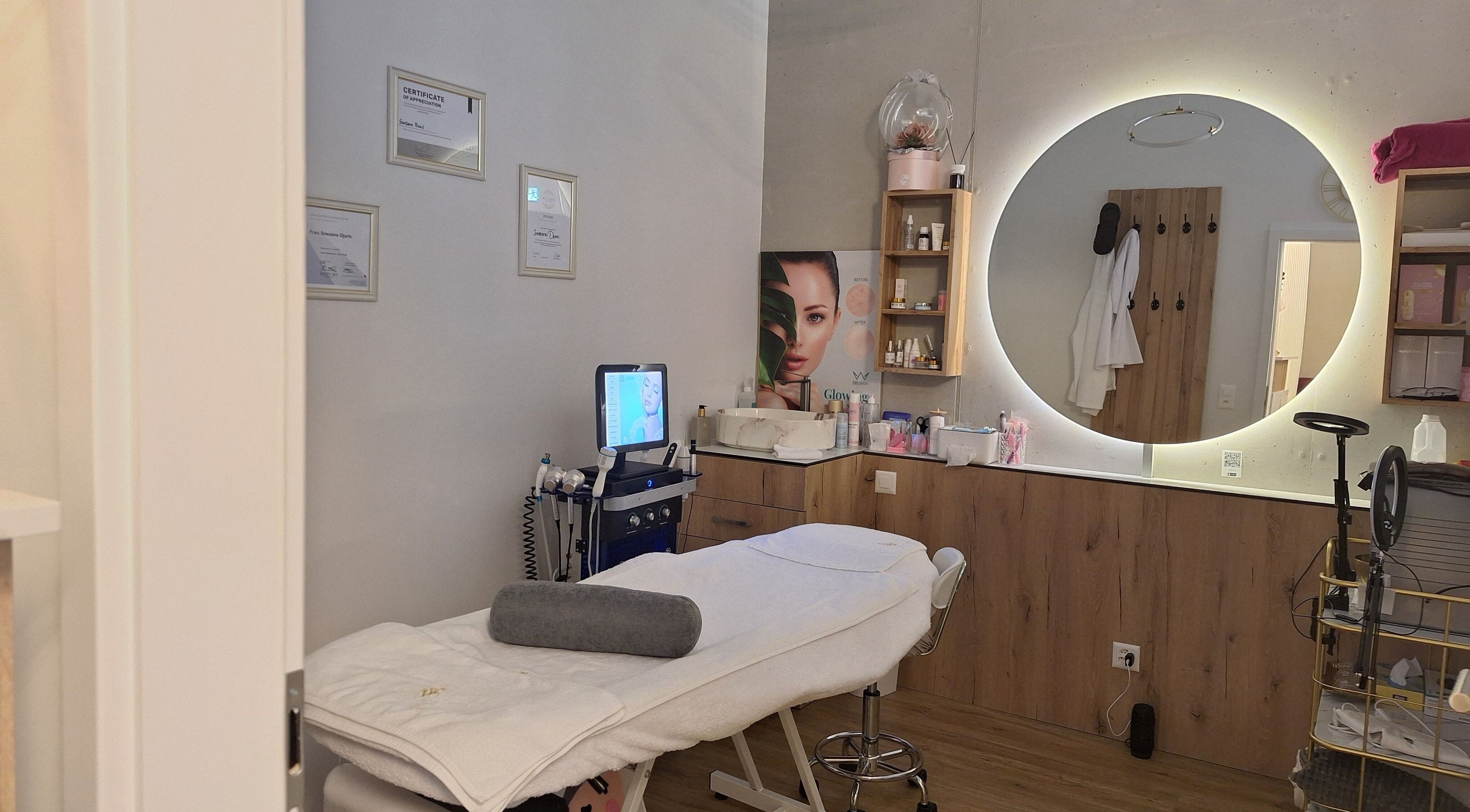 Innenraum von Charmbeauty in Winterthur, Zürich, CH mit Behandlungsraum und modernen Einrichtungen.