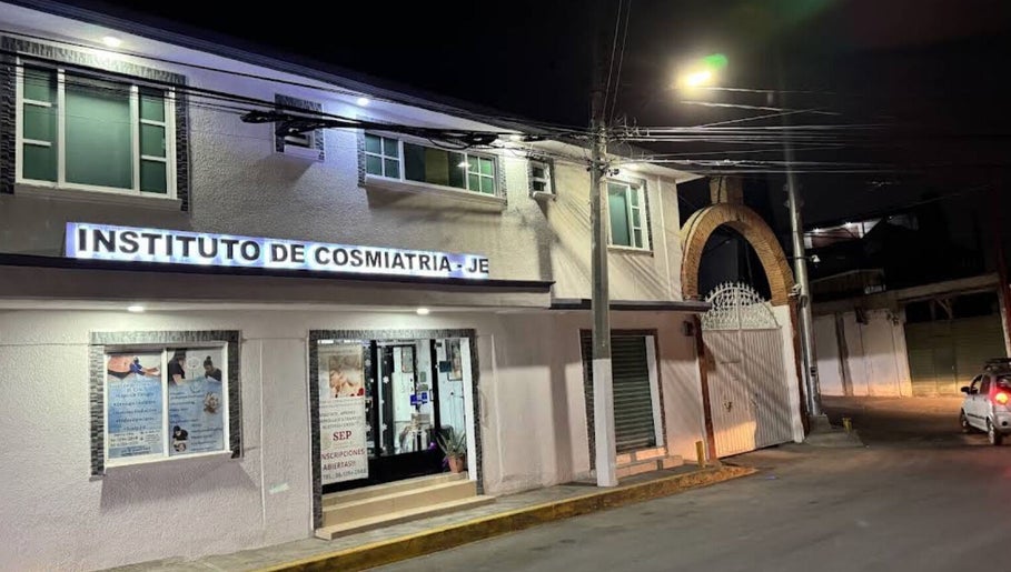 Fachada nocturna del Instituto de Cosmiatría y Cosmetología J&E - Spa & Beauty en Ecatepec De Morelos, Estado De México, MX.