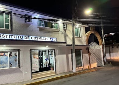 Fachada nocturna del Instituto de Cosmiatría y Cosmetología J&E - Spa & Beauty en Ecatepec De Morelos, Estado De México, MX.