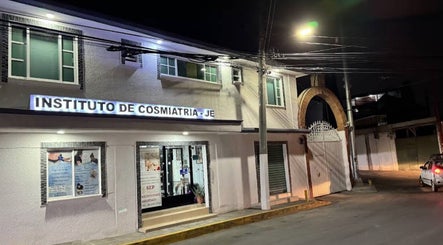 Fachada nocturna del Instituto de Cosmiatría y Cosmetología J&E - Spa & Beauty en Ecatepec De Morelos, Estado De México, MX.