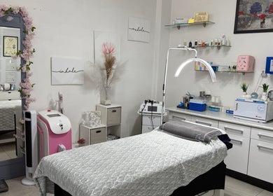 Sala de tratamiento en Instituto de Cosmiatría y Cosmetología J&E - Spa & Beauty, Ecatepec De Morelos, Estado De México, MX.