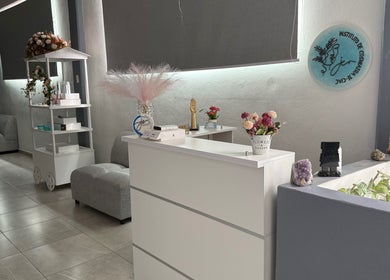 Recepción moderna de Instituto de Cosmiatría y Cosmetología J&E - Spa & Beauty en Ecatepec, Estado de México.