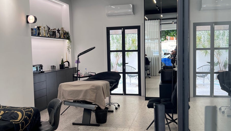 Εσωτερικό στούντιο της Christina Makri Lash expert στην Πειραιάς, GR με στυλάτα έπιπλα και φυσικό φως.