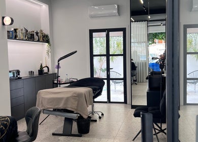 Εσωτερικό στούντιο της Christina Makri Lash expert στην Πειραιάς, GR με στυλάτα έπιπλα και φυσικό φως.