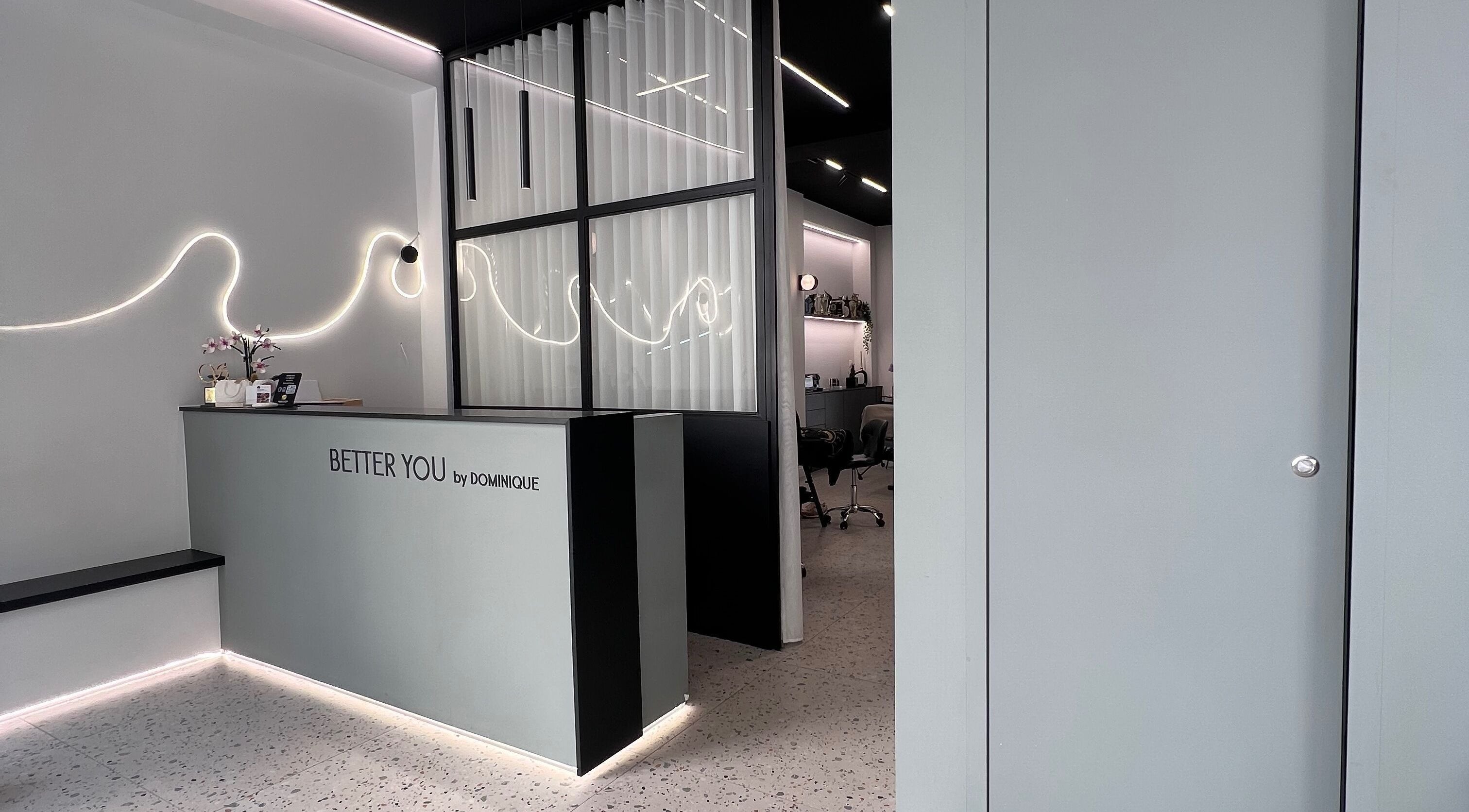 Κομψή ρεσεψιόν στο Christina Makri Lash expert στην Πειραιά, GR με μοντέρνο φωτισμό.