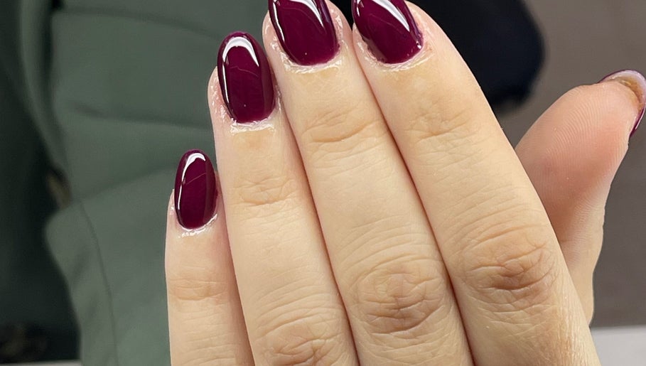 Unhas com esmalte bordô em Brenté, Dublin, County Dublin, IE.