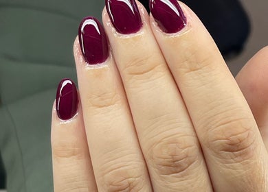 Unhas com esmalte bordô em Brenté, Dublin, County Dublin, IE.