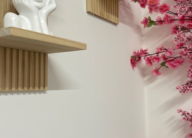 Decoração com flores rosas e prateleiras no Brenté, Dublin, County Dublin, IE.