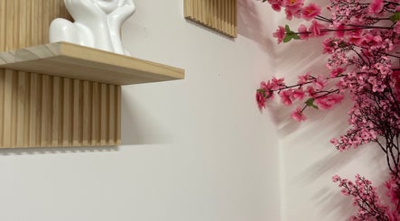 Decoração com flores rosas e prateleiras no Brenté, Dublin, County Dublin, IE.