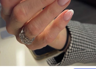 Unhas bem cuidadas e polidas com anel sofisticado no Brenté, Dublin, County Dublin, IE.