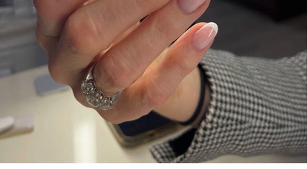 Unhas bem cuidadas e polidas com anel sofisticado no Brenté, Dublin, County Dublin, IE.