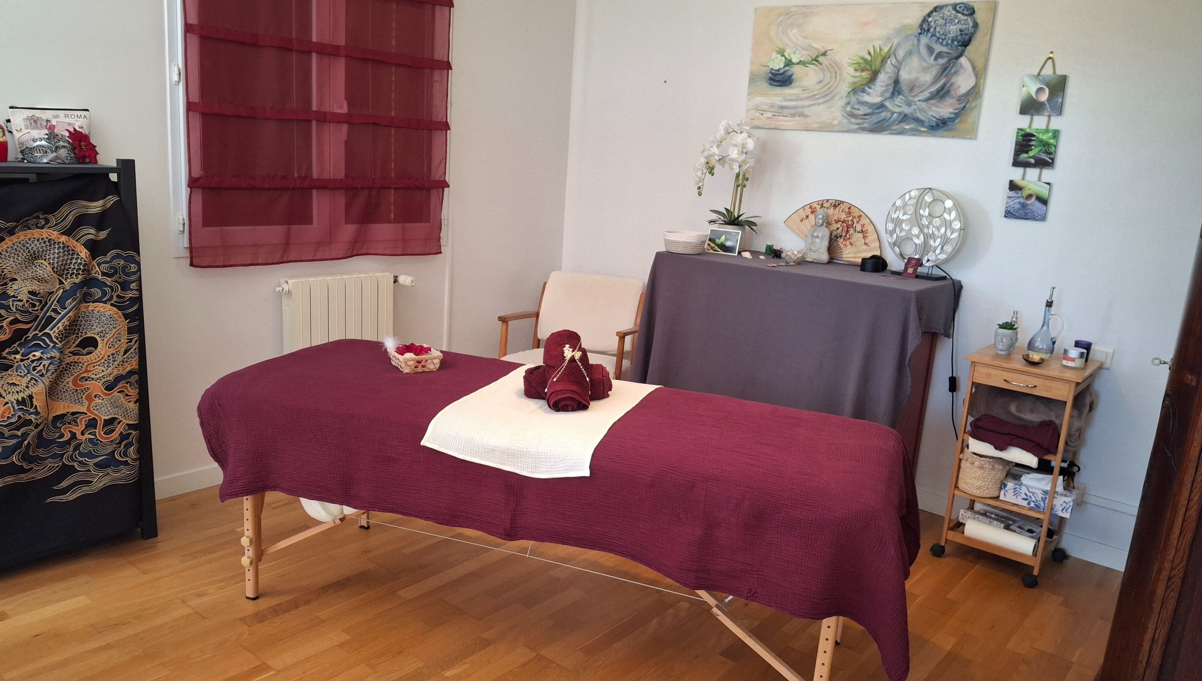 Salle de massage apaisante à EnVie Massages, Pignan, Okzitanien, FR, avec décoration zen et table élégante.