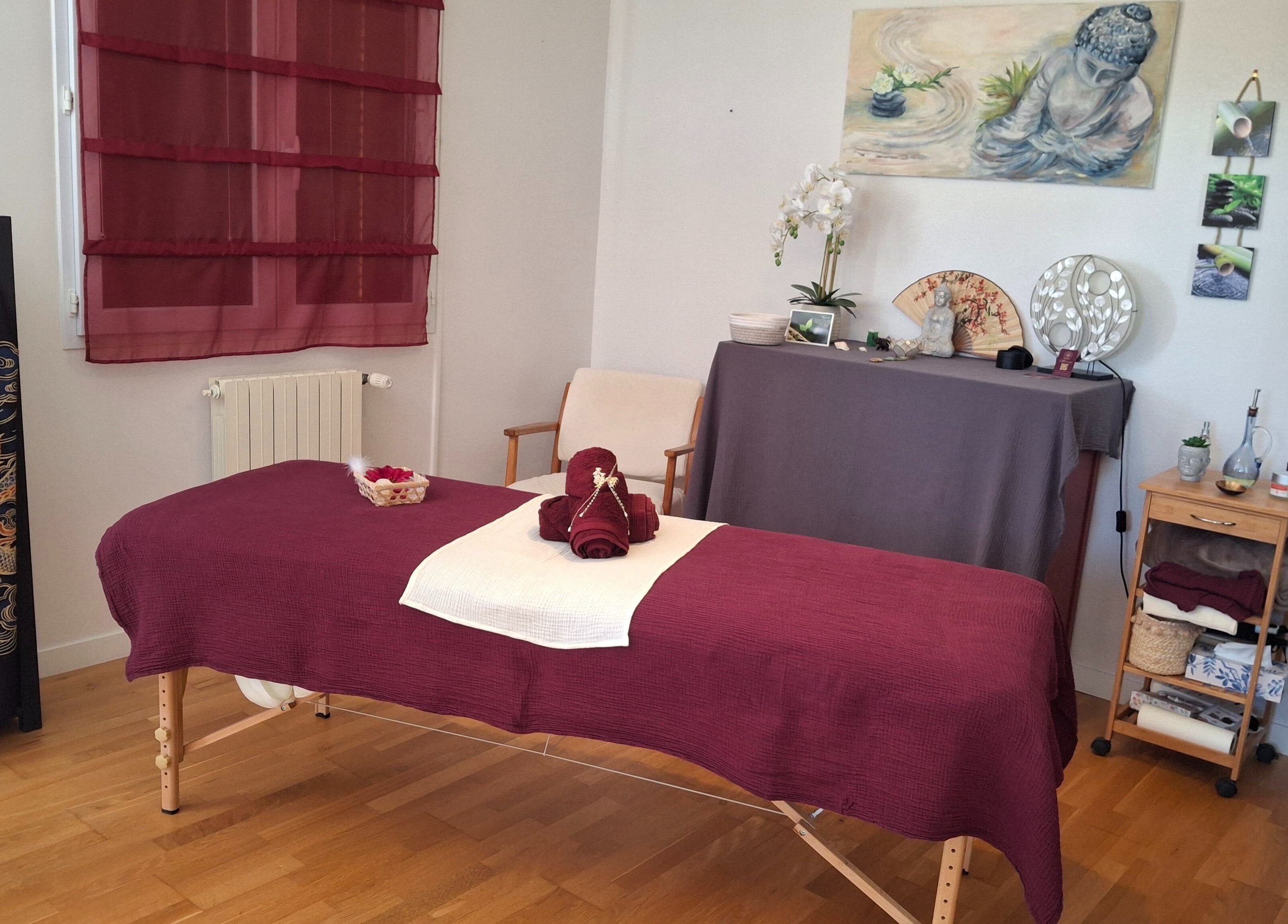 Salle de massage apaisante à EnVie Massages, Pignan, Okzitanien, FR, avec décoration zen et table élégante.