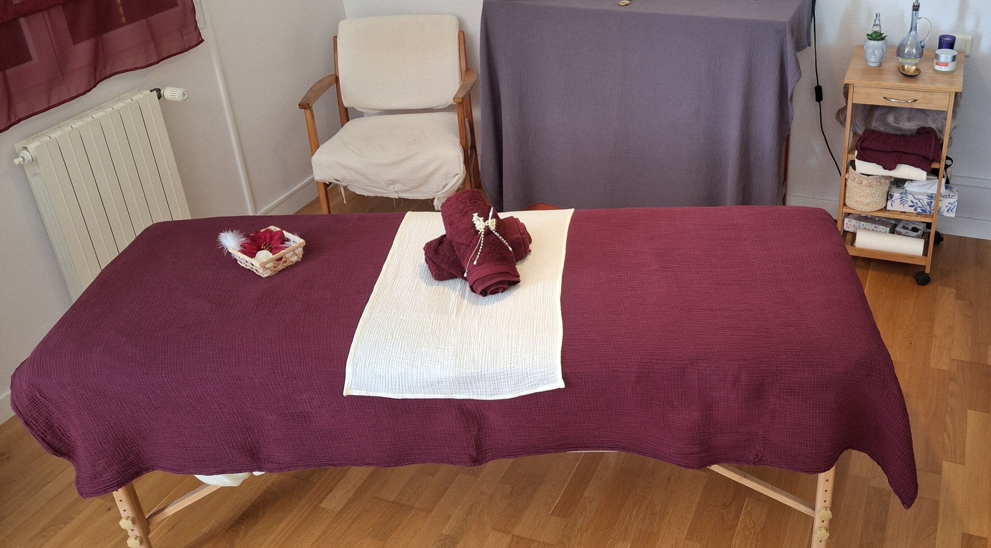 Espace massage chez EnVie Massages à Pignan, Okzitanien, FR, avec table de massage élégamment préparée.